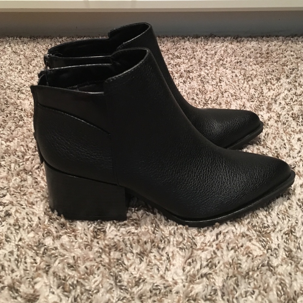 New size 7.5 Simply Vera booties